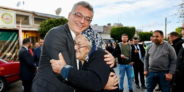 G�RNE’DE HALKLA B�R ARAYA GELD� 