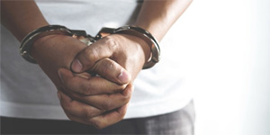 Ka�ak ya�amla m�cadele �er�evesinde yap�lan denetimlerde d�n ikamet izinsiz 2 ki�i tutukland�