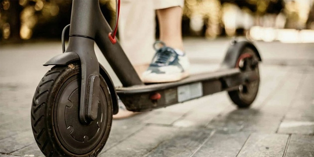 �n�nde seyreden scootere �arpan ara� s�r�c�s� tutukland�, scooter s�r�c�s� yaraland�