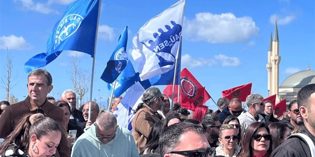 Barikat� a�an sendikalar Meclis kap�s�na dayand�!