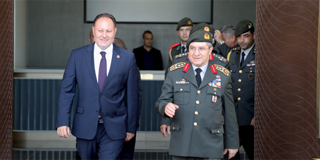 ztrkler, Trkiye Genelkurmay Bakan Orgeneral Bayraktarolu’nu kabul etti