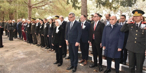 �lk Ba�bakan Mustafa �a�atay �l�m�n�n 37’nci y�l�nda t�renle an�ld�