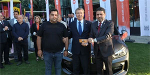 UBP piyangosunda kazan�lan BMW talihlisine teslim edildi