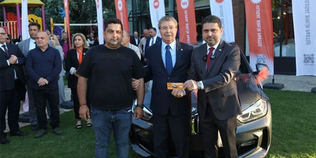 UBP piyangosunda kazan�lan BMW talihlisine teslim edildi