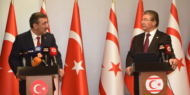 �stel ve Y�lmaz, Ercan Havaliman�'nda bas�n toplant�s� d�zenledi