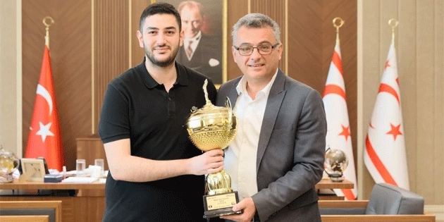 Cumhurba�kan� Erh�rman, Belgrad’da �ampiyon olan milli bilardocu Alnar’� kabul etti