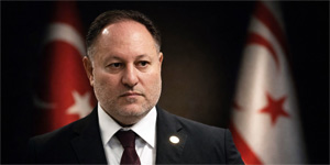 �zt�rkler: Bayrak ve poster yakmak ��z�m de�il, nefretin g�stergesidir