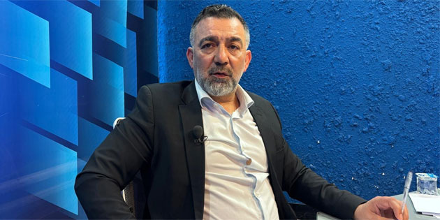 BA�BAKAN EL�N� TA�IN ALTINA KOYDU 