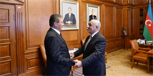 �stel ile Asadov KKTC ile Azerbaycan aras�ndaki ili�kilerinin geli�tirilmesinde ula��m�n oynad��� stratejik rol� ele ald�