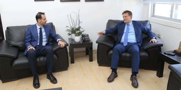 Erhan Ar�kl�, Radarsan Genel M�d�r� Do�an ile lansman �ncesi h�z tespit kameralar�n� g�r��t�