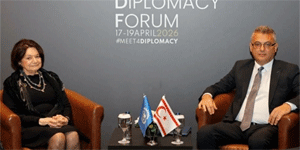 Erh�rman-Dicarlo g�r��mesinde yer alan KKTC bayra�� Rum taraf�n�n tepkisine neden oldu