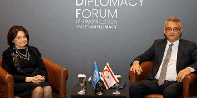 Erh�rman-Dicarlo g�r��mesinde yer alan KKTC bayra�� Rum taraf�n�n tepkisine neden oldu