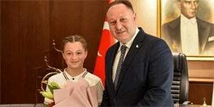 Ziya �zt�rkler 23 Nisan’da makam�n� ��renci Raya Dalay’a devretti