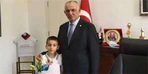 Milli E�itim Bakan� �avu�o�lu makam�n� ��renci Hasan Basmaz’a devretti