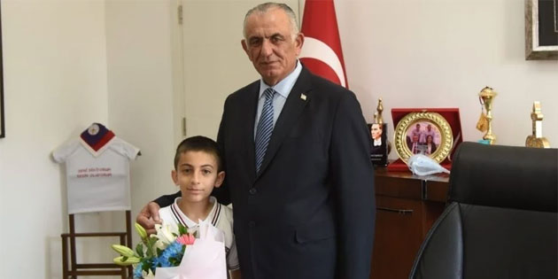 Milli E�itim Bakan� �avu�o�lu makam�n� ��renci Hasan Basmaz’a devretti