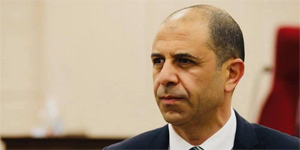 �zersay, Maliye Bakanl���’n� g�mr�kteki cep telefonlar� ile ilgili a��klama yapmaya �a��rd�