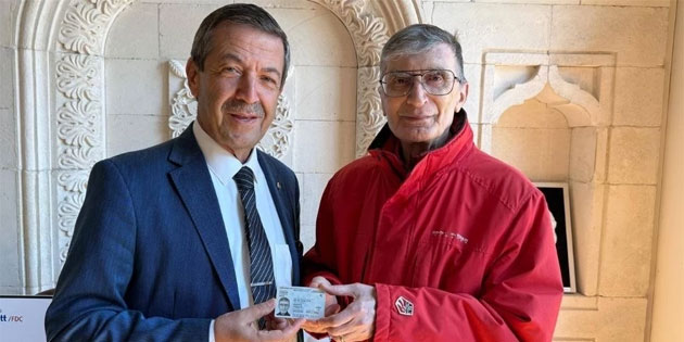 Dileri Bakan Tahsin Erturulolu, Aziz Sancar’a KKTC kimlik kartn takdim etti