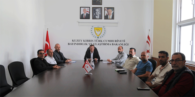 Bay�nd�rl�k ve Ula�t�rma Bakan� Ar�kl�, K�br�s T�rk Taksiciler Dernekleri Federasyonu’nu kabul etti