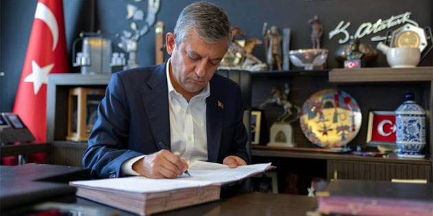 �zg�r �zel CHP’den istifa etti: Yeni Parti’nin kurulu� evrak�n� imzalad�