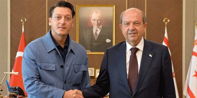 Eski futbolcu Mesut zil Cumhurbakan Tatar’ ziyaret etti