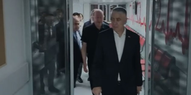 �zel, gemi facias�ndan kurtar�lan yolcular� ziyaret etti