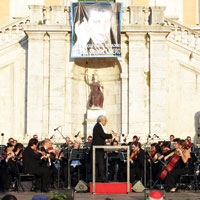Papa onuruna konser 