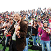 D�nyan�n en b�y�k keman orkestras� sahneye ��k�yor