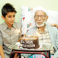 126. ya��n� torunlar�n�n torunlar�yla kutlad� 