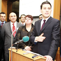 Mil�band’a T�rkler’den �ifte destek