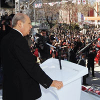  ‘�lke �ok nazik bir yol ayr�m�nda etnik bir b�l�c�l�k k��k�rt�l�yor’