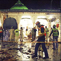 Pakistan'da ‘t�rbeye’ intihar sald�r�s�: 42 �l� 