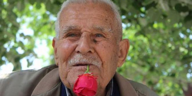 59 y�ld�r sigara i�memek i�in a�z�nda g�l ta��yor