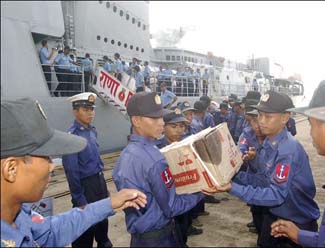 BM Myanmar’a t�m yard�mlar� durdurdu