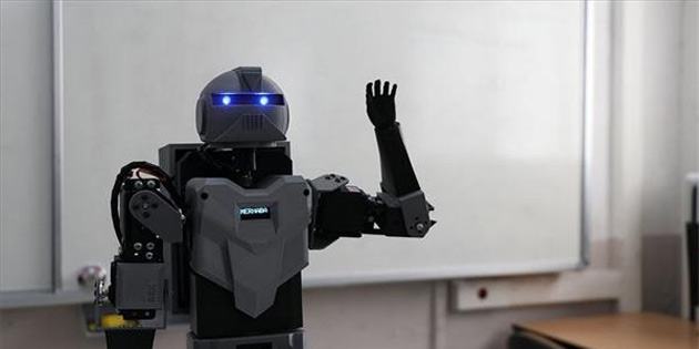 Denizli'de Bir ��retmen, �ki ��rencisiyle Birlikte �nsans� Robot Yapt�