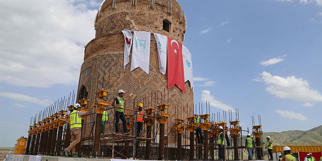 Tarihi Zeynel Bey T�rbesi'nin yerle�tirme s�reci tamamland� 