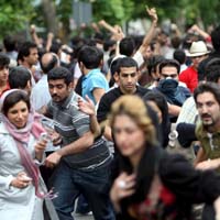 Tahran sokaklar� kar��t� 