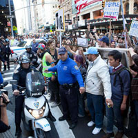 Polis, Wall Street’i igal etti!