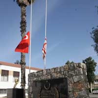 Polonya Cumhurbakan’nn ansna bayraklar yarya indirildi 