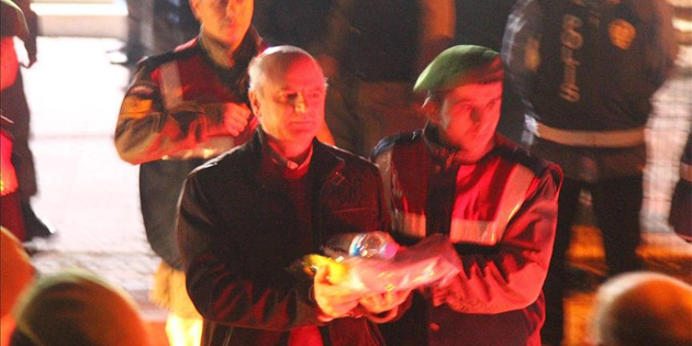 Eski tu�general darbe gecesi birli�e e�ini protesto i�in gelmi�