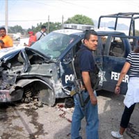 Polis konvoyuna saldr: 8 l 