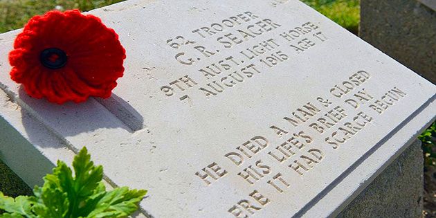 Anzaklarn torunlarndan dedelerinin mezarlarna 'rg gelincik'