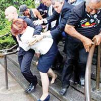 Ba�bakana 'ayakkab� b�rakt�ran' olay