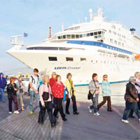 Sezon a��ld�: Ku�adas�'na ilk gemi Yunan bayrakl� 