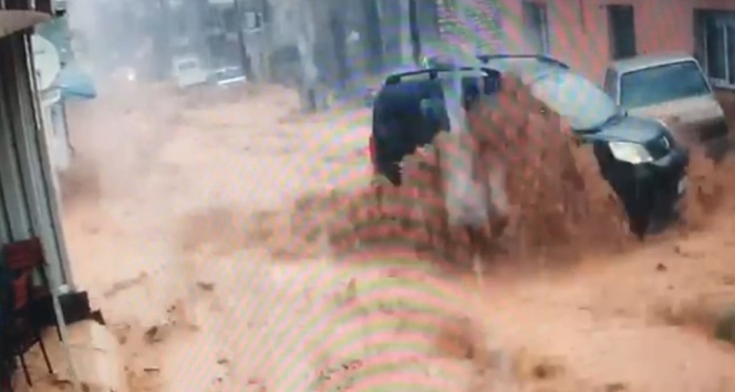 �zmir’de sel sular� ara�lar� s�r�kledi!  - VIDEO