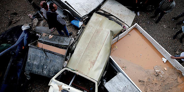 �zmir'de kuvvetli sa�anak hayat� olumsuz etkiledi