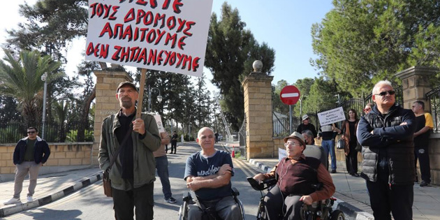 G�ney'de engelliler Saray �n�nde protesto eylemi d�zenledi 