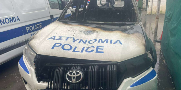 Maskeli 100 kiilik grup yoldan geen aralara ve polislere molotofla saldrd 
