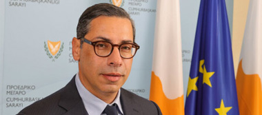 Kombos 'Politis' gazetesine konutu