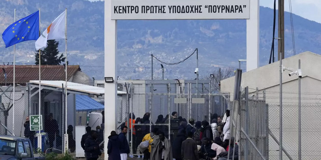 Afrika kkenli mlteciler Limasol’un merkezindeki tarlalarda kalyor 