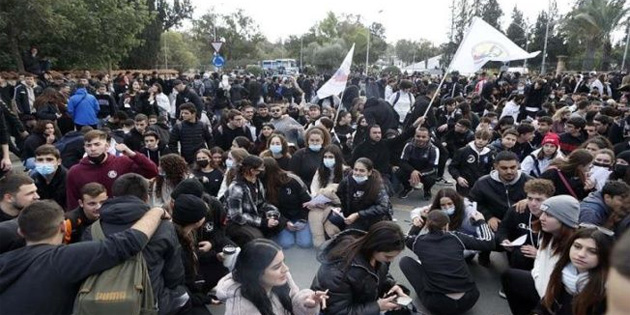 Rum taraf�ndaki ��renciler s�navlar�n ertelenmesi i�in eylem yapt� 